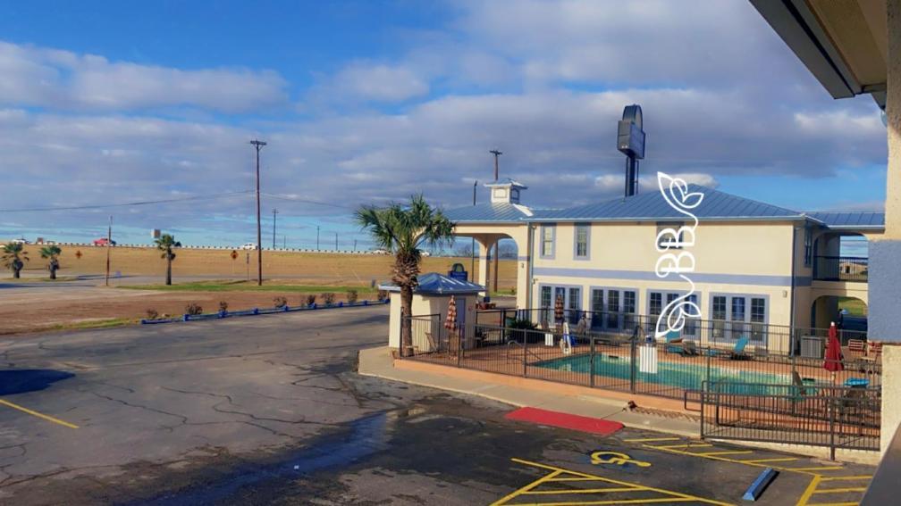 Days Inn & Suites By Wyndham Braunig Lake Elmendorf Exterior photo